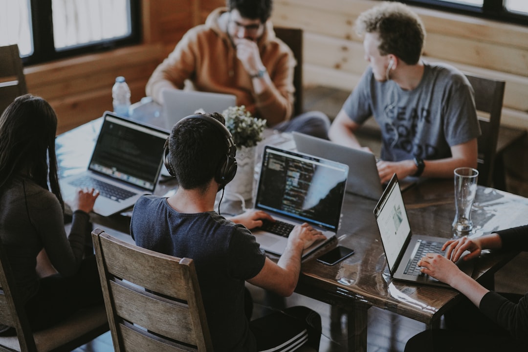 Équipe collaborative travaillant sur des projets tech